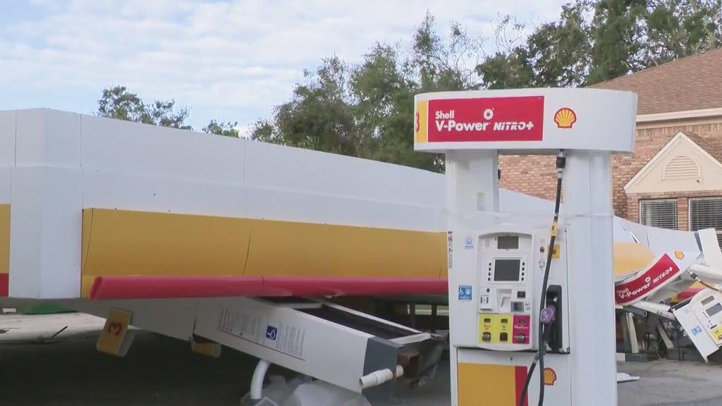 Hurricane Isaias damages homes and businesses along Florida Gulf Coast — CBS Miami, Parkland Business news
