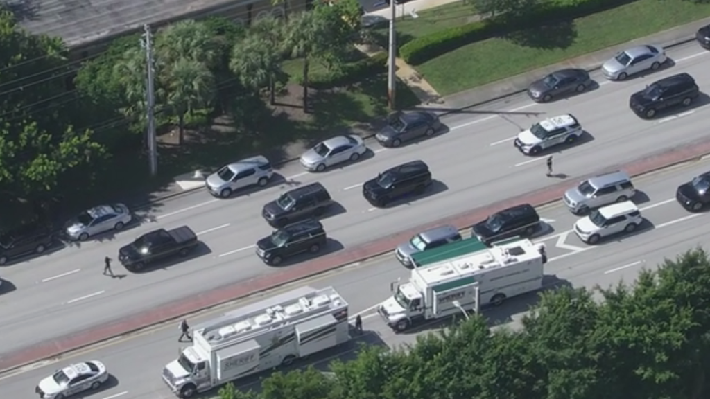 Man killed by Palm Beach authorities after chase tied to pizza delivery robbery, sheriff says — CBS Miami, Parkland Schools news