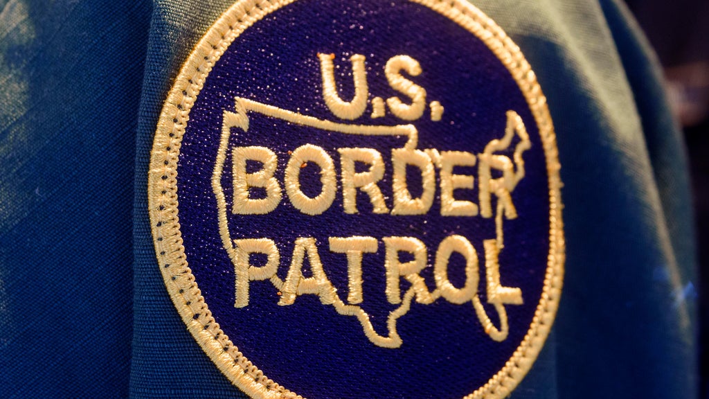 Border Patrol agents spotted at Florida early voting site were trying to cast ballots, election official says — CBS Miami, Parkland Sports news