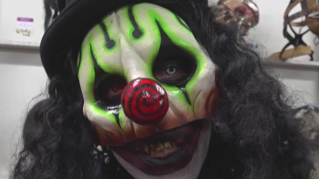 South Florida scare actor sells ice by day, haunts by night — CBS Miami, Parkland Sports news