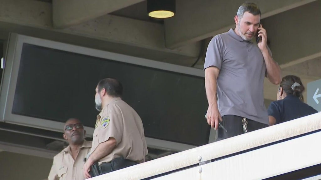 Man grazed by bullet after shooting at Metrorail station in Miami — CBS Miami, Parkland Community news