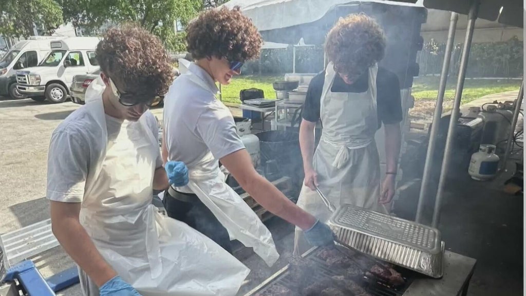 Miami high school students serving up more than just a hot meal for those in need — CBS Miami, Parkland Schools news