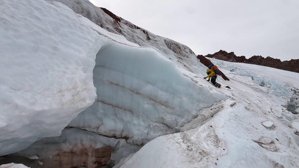 Florida man injured climbing California's Mount Shasta rescued after 2 nights in freezing temps — CBS Miami, Parkland Health news