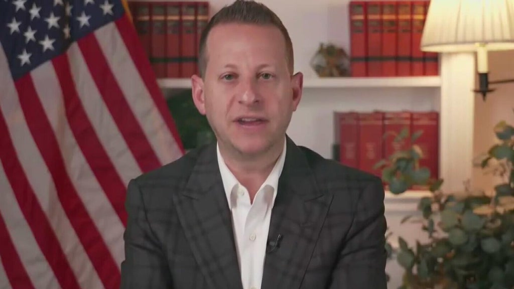 Man arrested in Palm Beach County for threatening voicemail against Rep. Jared Moskowitz — CBS Miami, Parkland Community news