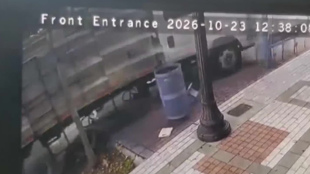 Landscaping truck crashes into bus bench, 3 North Miami businesses, sending 2 passengers to the hospital — CBS Miami, Parkland Real Estate news