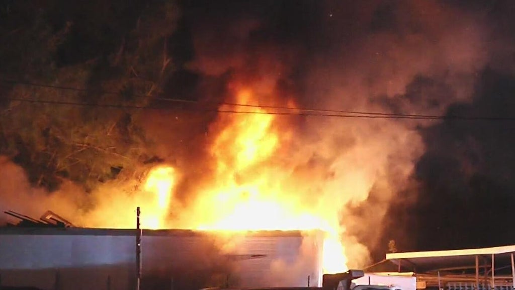 Massive fire breaks out at mobile home in West Little River — CBS Miami, Parkland Community news